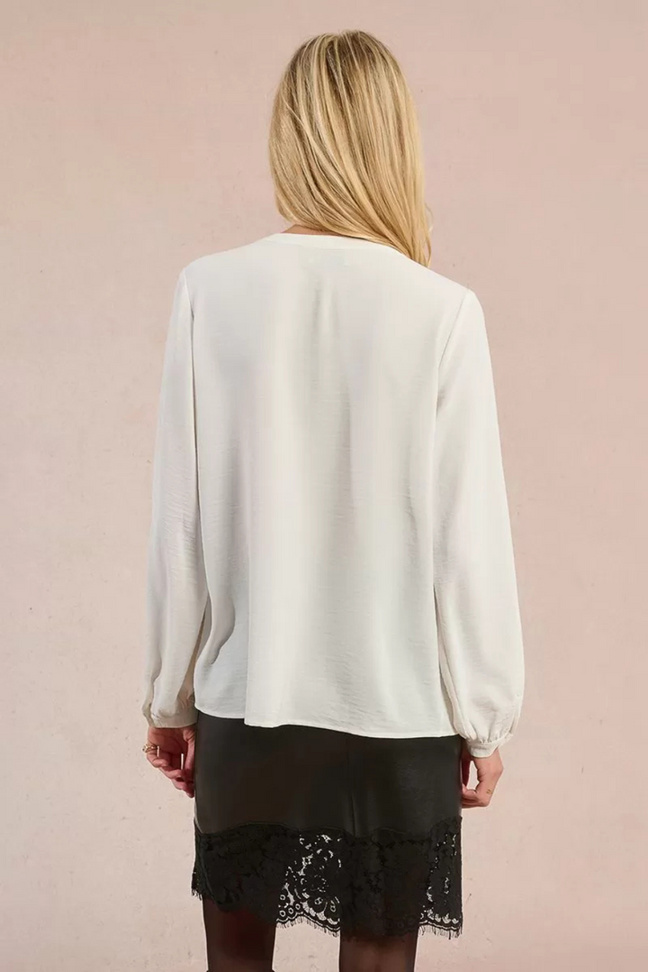 Flowing blouse with button-down collar