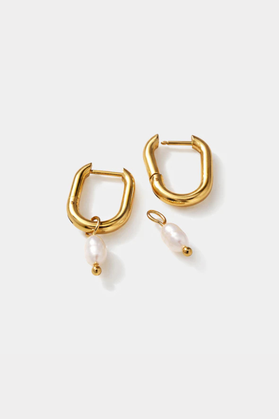 Gold hoop earrings in stainless steel with pearl charm
