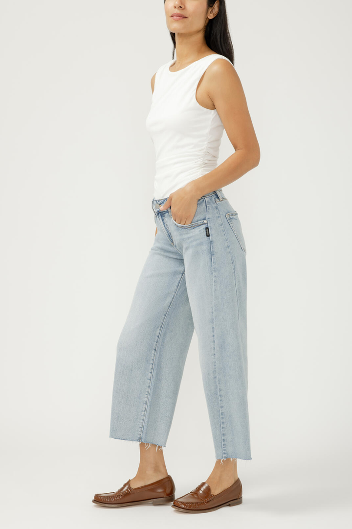 SILVER Suki Mid Rise Cropped Wide Leg Jeans - Hot Peppers Clothing