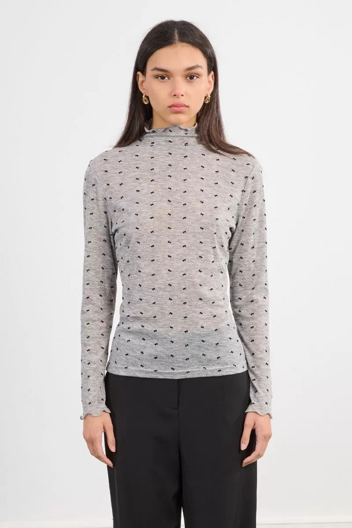 Thin bow undershirt