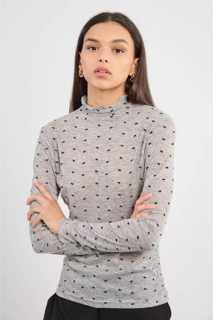 Thin bow undershirt