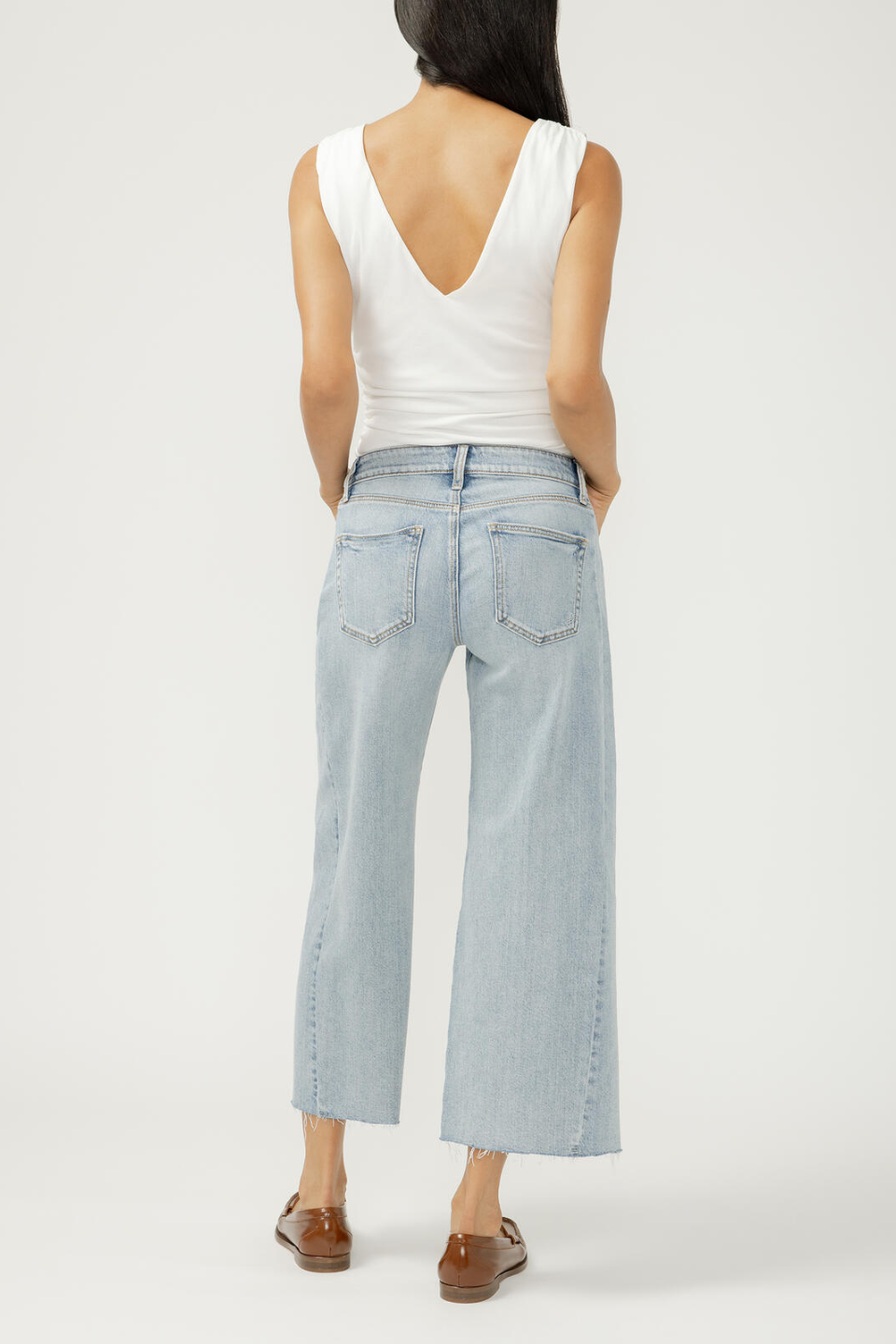 SILVER Suki Mid Rise Cropped Wide Leg Jeans - Hot Peppers Clothing