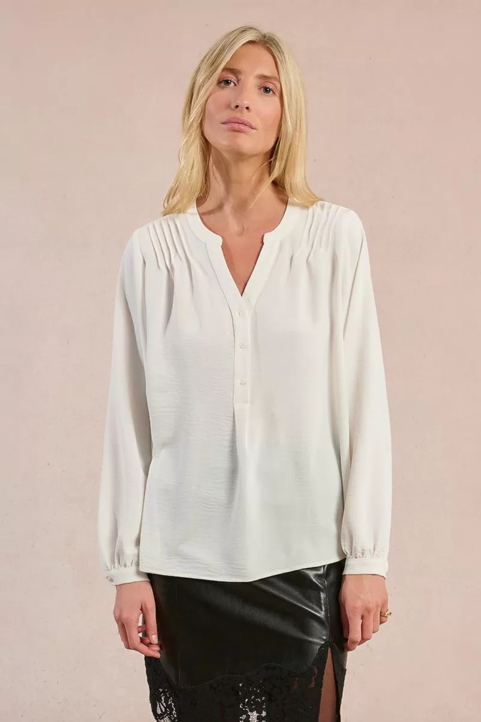Flowing blouse with button-down collar