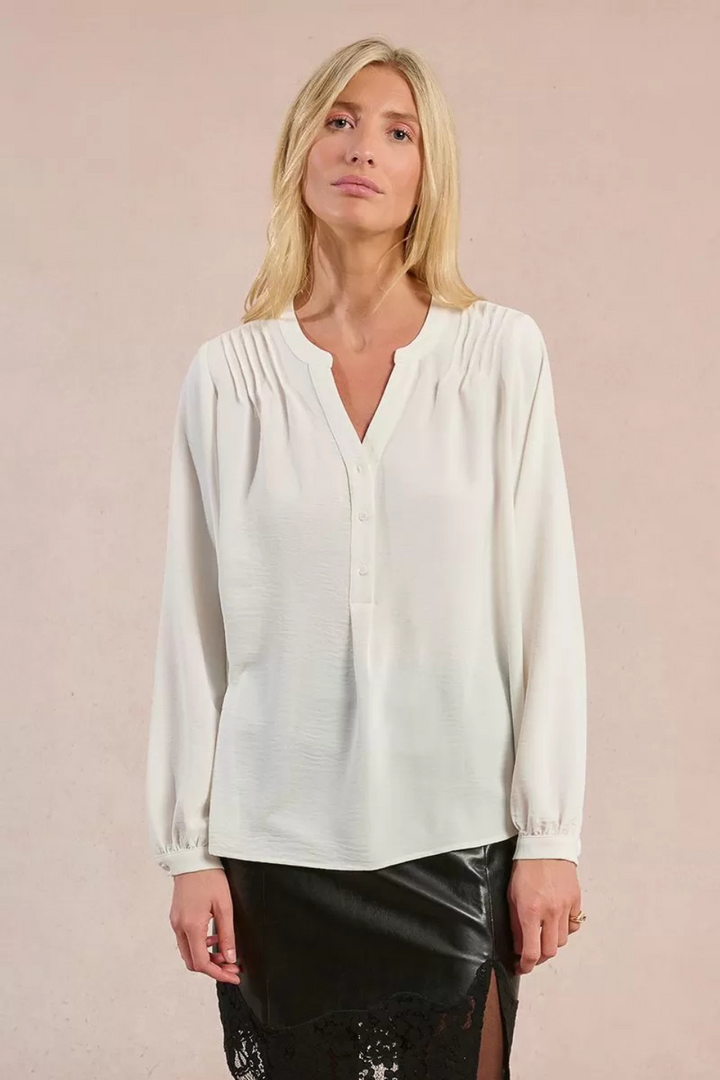 Flowing blouse with button-down collar