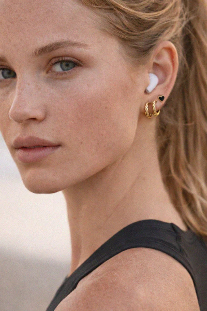BIZOU Gold wavy huggie earrings in stainless steel BIZOU
