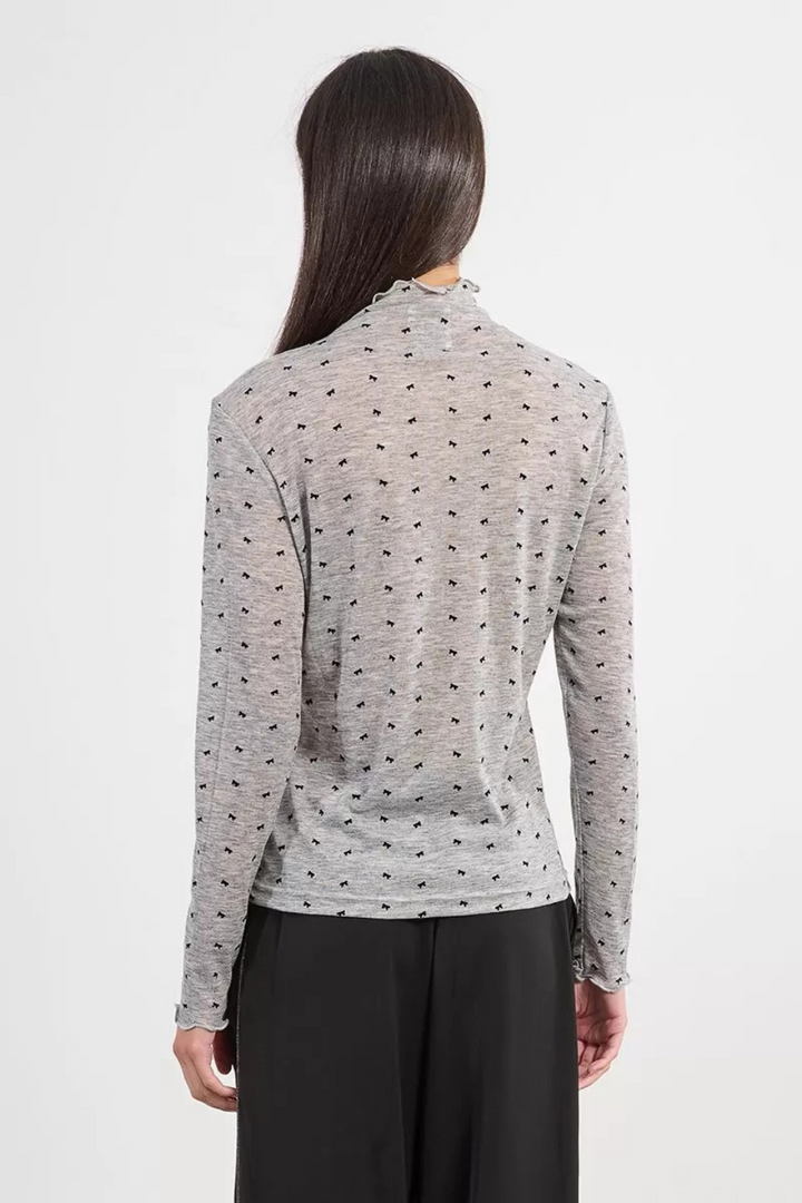 Thin bow undershirt