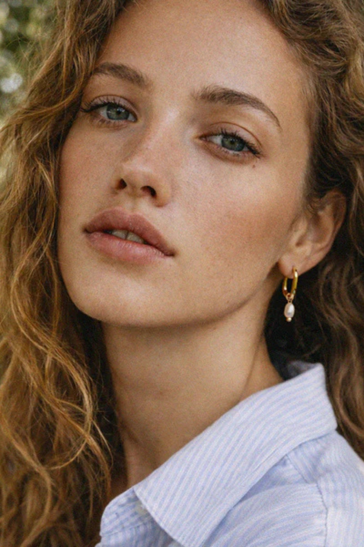 Gold hoop earrings in stainless steel with pearl charm