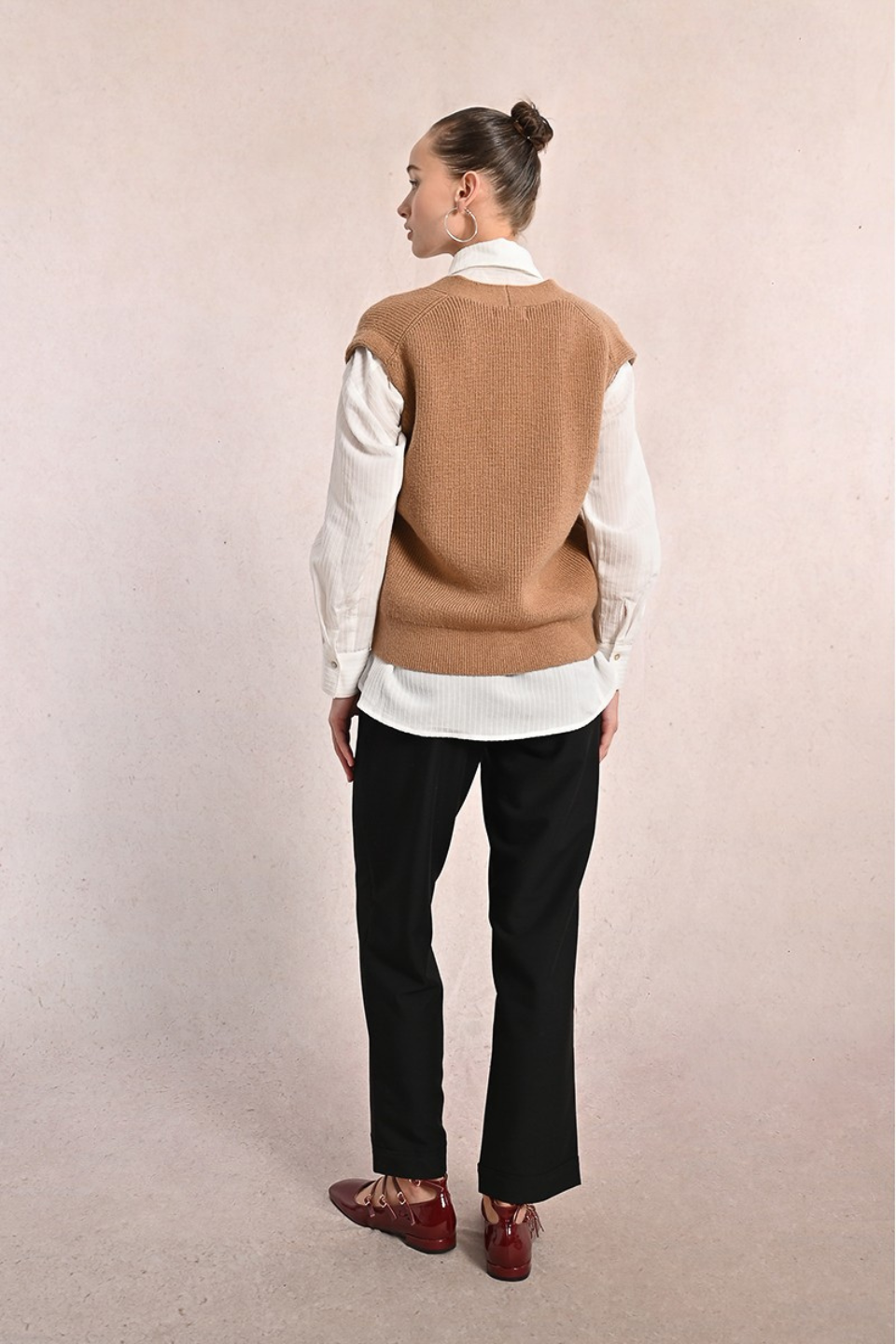 Knitted sleeveless cardigan