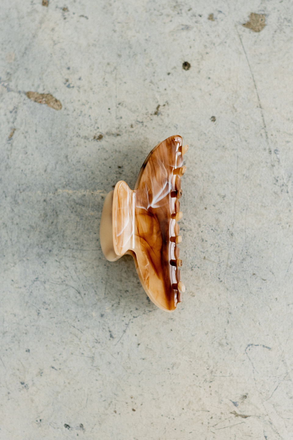 Brunette The Label Claw Clip | Blonde Marble