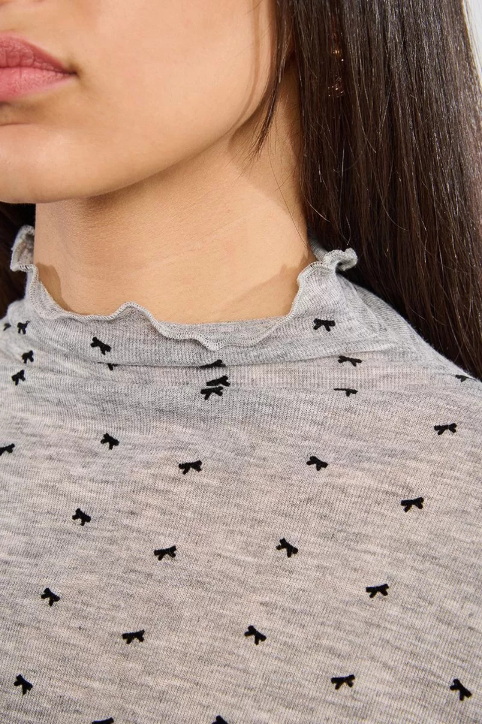 Thin bow undershirt