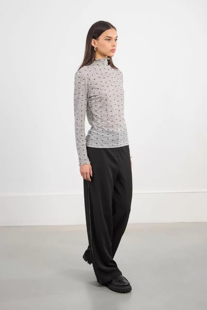 Thin bow undershirt