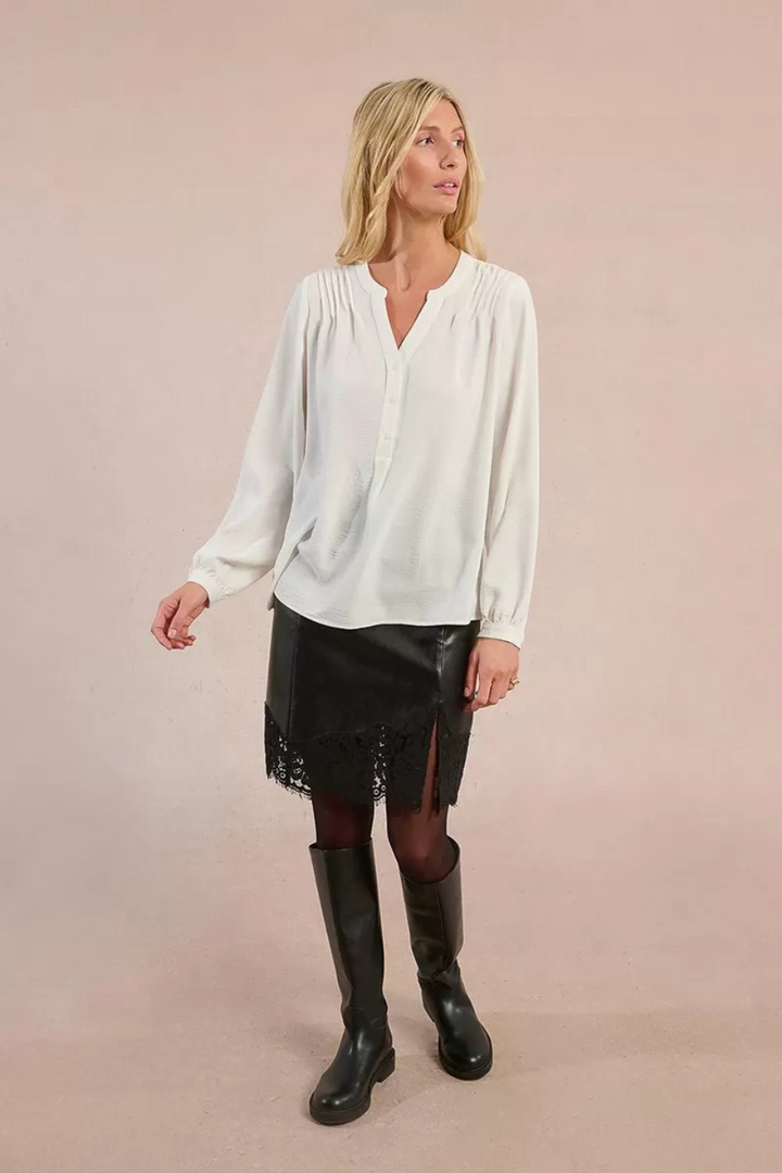 Flowing blouse with button-down collar