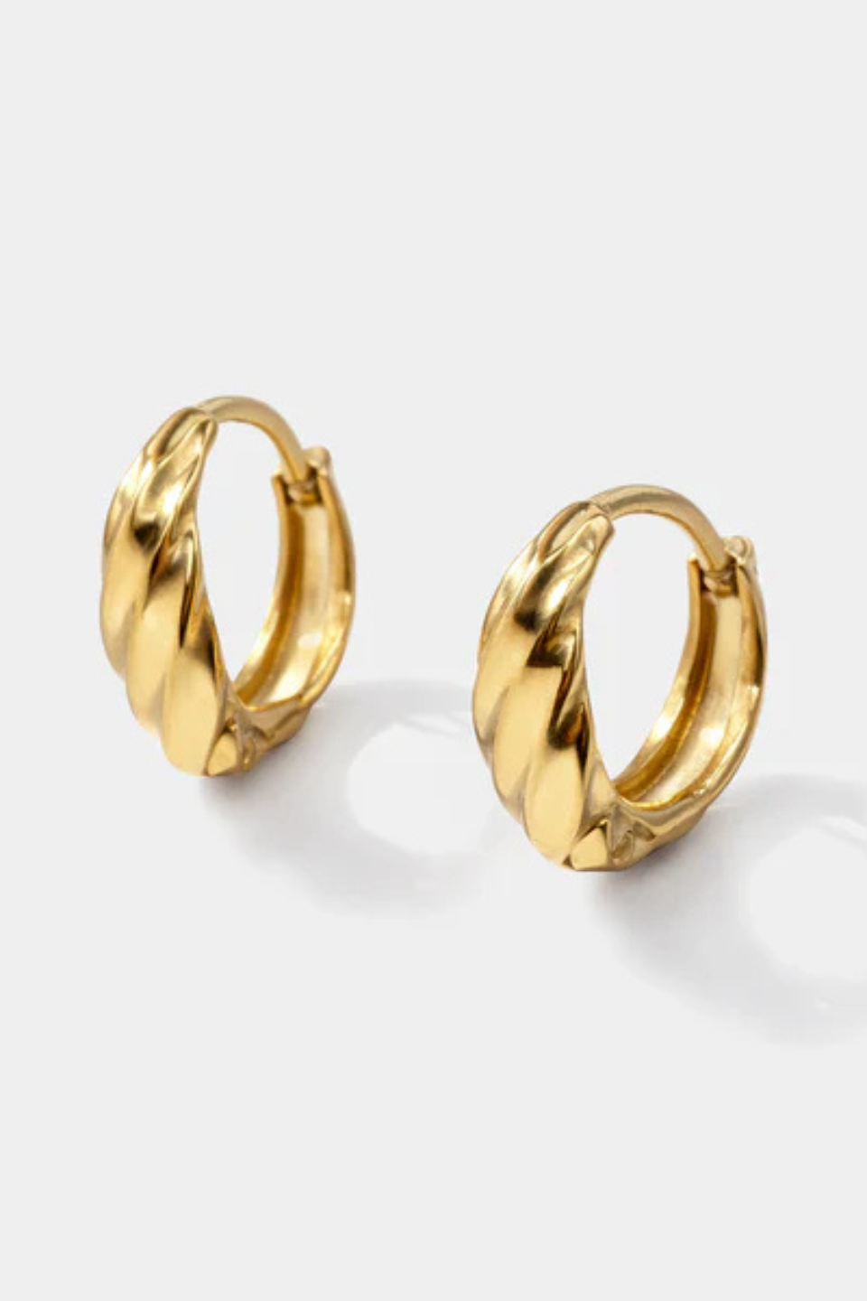 BIZOU Gold wavy huggie earrings in stainless steel BIZOU